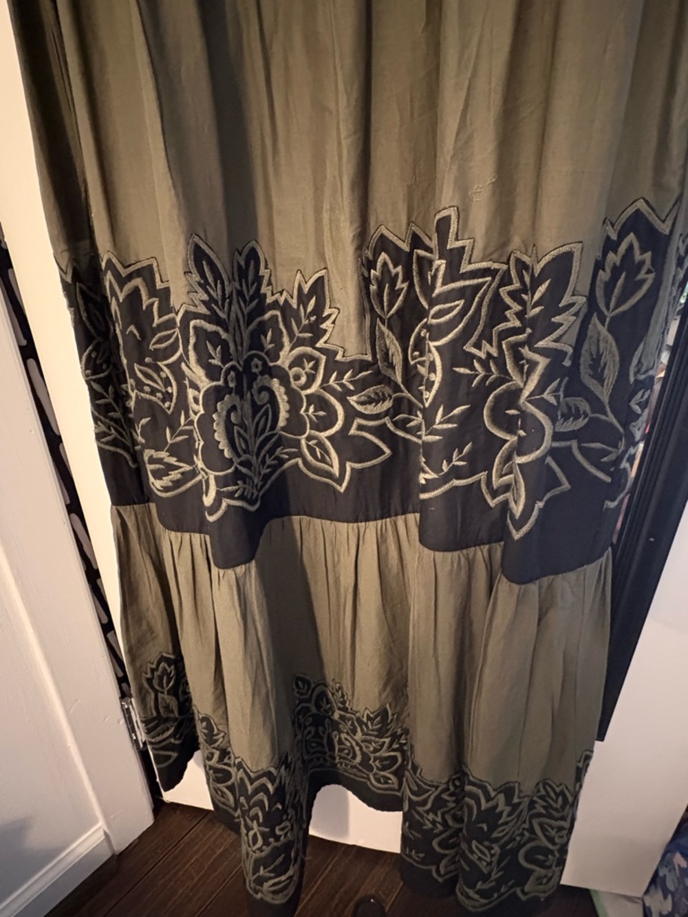 Chico’s Olive Embroidered Tie-Waist Tiered Maxi Dress Size 2 Large - Picture 5 of 6